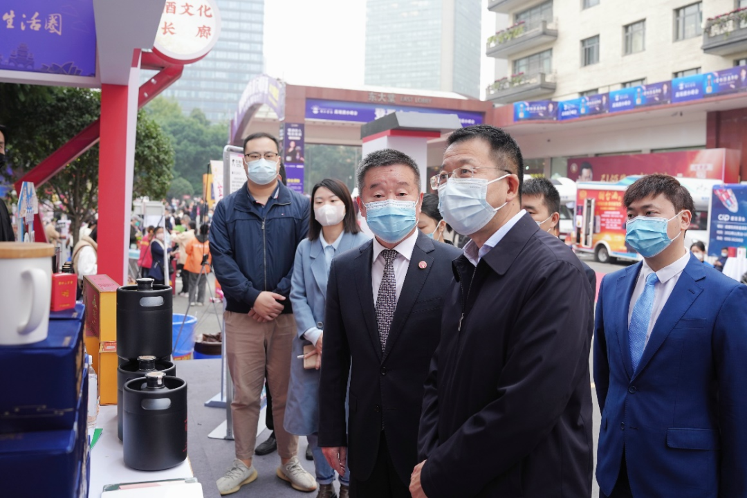 尊龙集团领导赴2022锦江宾馆酒类商务洽谈会现场检查指导工作