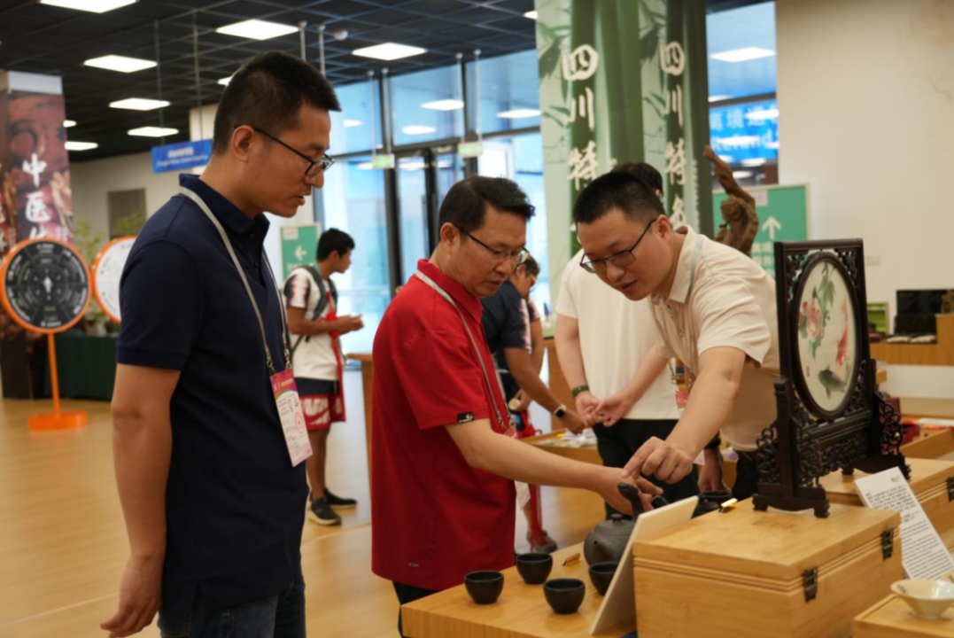 省尊龙集团领导到大运村“有礼在四川”四川特色商品馆调研指导工作